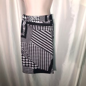Black and white geometric print stretchy knit pencil skirt